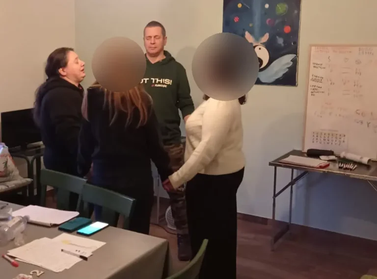 Momento finale di un seminario, dedicato alla gratitudine.
Ringraziare in primis sé stessi, gli altri partecipanti del gruppo, il conduttore e tutto ciò che ha reso possibile manifestare quell'esperienza.
Senza dimenticare chi ci ha assistito e protetto dall'altro e dall'invisibile