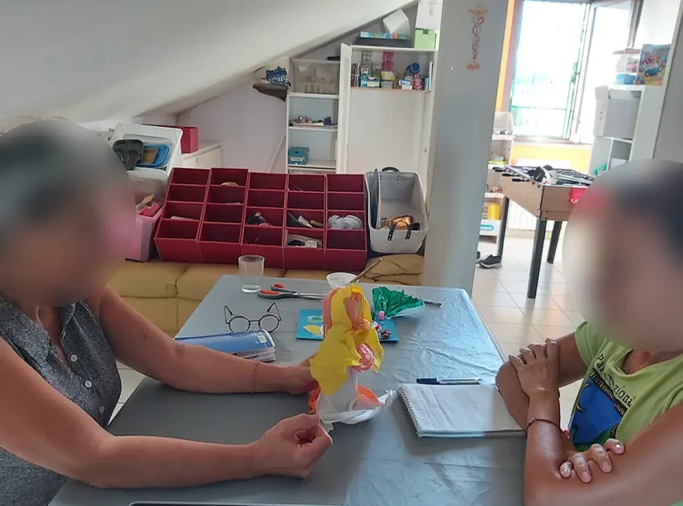 Momento di scambio, dove i partecipanti fanno da "specchio" l'uno per l'altra.
Tutti siamo connessi col tutto, per cui ciò che l'una non riesce in quel momento a vedere, viene visto dal suo specchio, che aiuta ad aumentare il livello di consapevolezza.