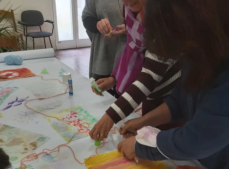 Momento di connessione, dopo la messa in forma personale e l'unione degli elaborati, in un contesto di gruppo.
Si costruisce una connessione tra ogni creazione, nel rispetto di ogni unicità raccontata dagli elaborati.