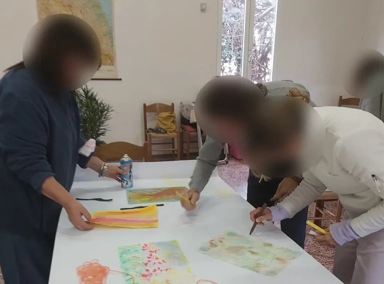 Momento di condivisione durante la messa in forma, in un contesto di gruppo. 
Una volta finito l'elaborato personale, si coopera per creare un unico spazio dove ci sia posto per ognuno.