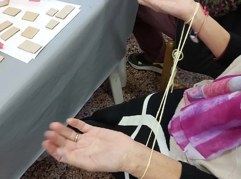 Momento dell'analisi, dopo la messa in forma.
Quel filo messo intorno alle mani, simboleggia la non libertà di fare.
Qualcuno o qualcosa le ha "legato le mani"... ovviamente sono meccanismi profondi che vengono solo espressi con un filo. Sentirlo fisicamente ai polsi, aiuta la persona a prenderne consapevolezza.