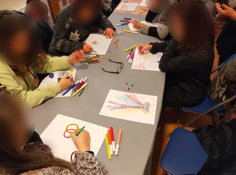 Momento di messa in forma, durante una conferenza esperienziale.
Ognuno occupa il suo spazio ed emergono subito alcuni meccanismi: il suo disegno è più bello del mio, non trovo quel colore che mi serve, c'è troppa gente e non ho spazio,...
tutte indicazioni utili che se ci si mette in un vero ascolto, ci fanno comprendere facilmente tante cose.