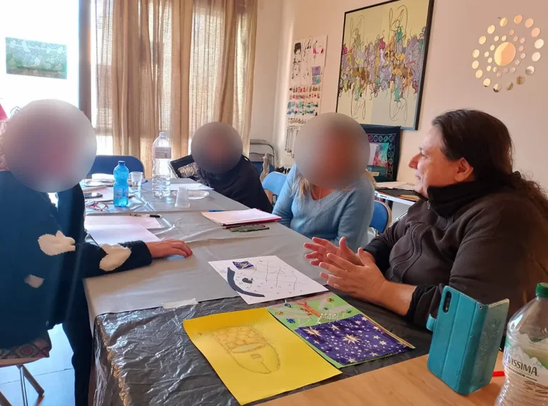 Momento di analisi degli elaborati, dove faccio da "traduttore" tra la persona ed il suo inconscio.
Importantissimo rimanere aperti al sentire, perché le mie parole possono solo essere parole, ma se risuonano dentro la persona, stanno toccando un punto che esiste e che si è pronti a conoscere e a lasiare andare.