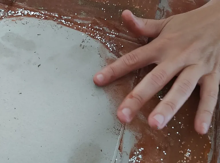 Momento molto delicato dell'analisi, dove la persona ha bisogno di sentire e toccare con mano il suo disagio.
In questo caso è un vuoto. È importante toccarlo, perché ci aiuta a comprendere che è vero, che esiste nella realtà e che si può porre rimedio.