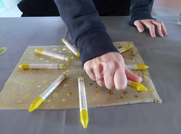 Momento bellissimo e molto toccante della sublimazione.
La persona non riusciva a credere di avere così tanta luce e così bella; ma soprattutto così reale!
Ha avuto neccessità ti toccarla, di stringere nelle sue mani i raggi della sua luce, per riuscire a crederci.