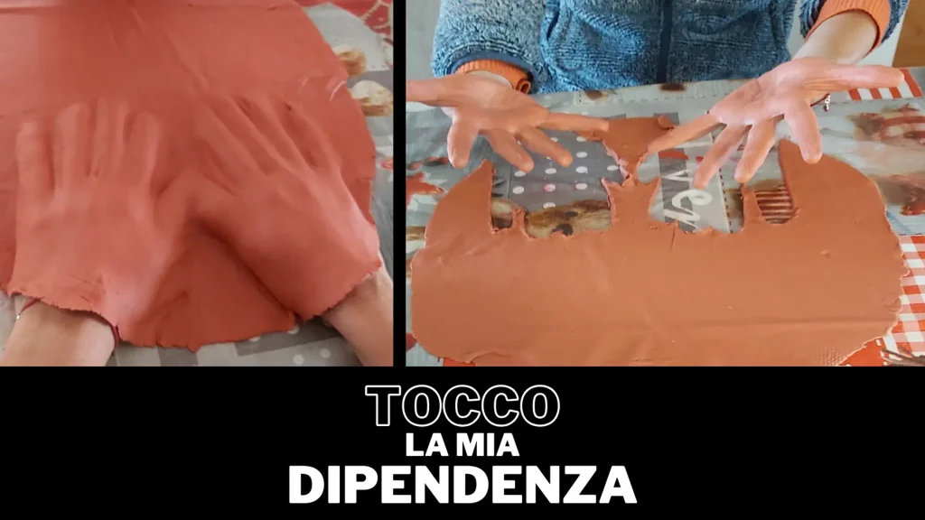 Collage che mostra due fasi: in alto l'argilla lavorata (effetti della dipendenza) e in basso mani aperte (liberate dalla dipendenza) con la scritta 'TOCCO LA MIA DIPENDENZA'. Immagine usata in un laboratorio di arteterapia prima e dopo l'intervento.