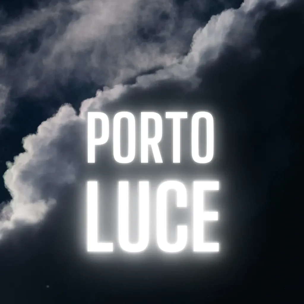 Scritta luminosa 'PORTO LUCE' su sfondo di nuvole scure e burrascose. Rappresentazione metaforica della luce e della speranza nel percorso terapeutico con l'arteterapia.