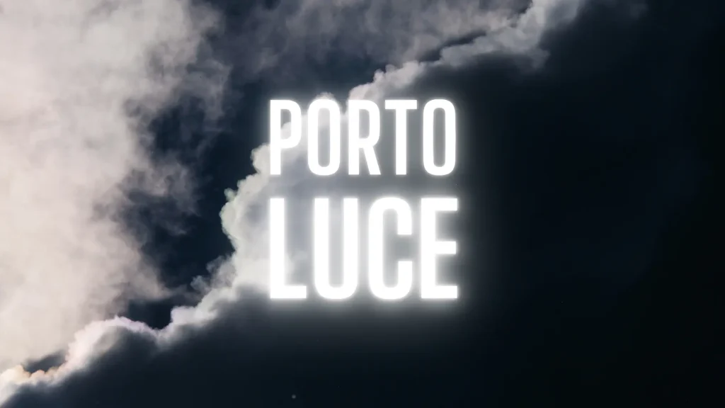 Scritta luminosa 'PORTO LUCE' su sfondo di nuvole scure e burrascose. Rappresentazione metaforica della luce e della speranza nel percorso terapeutico con l'arteterapia.