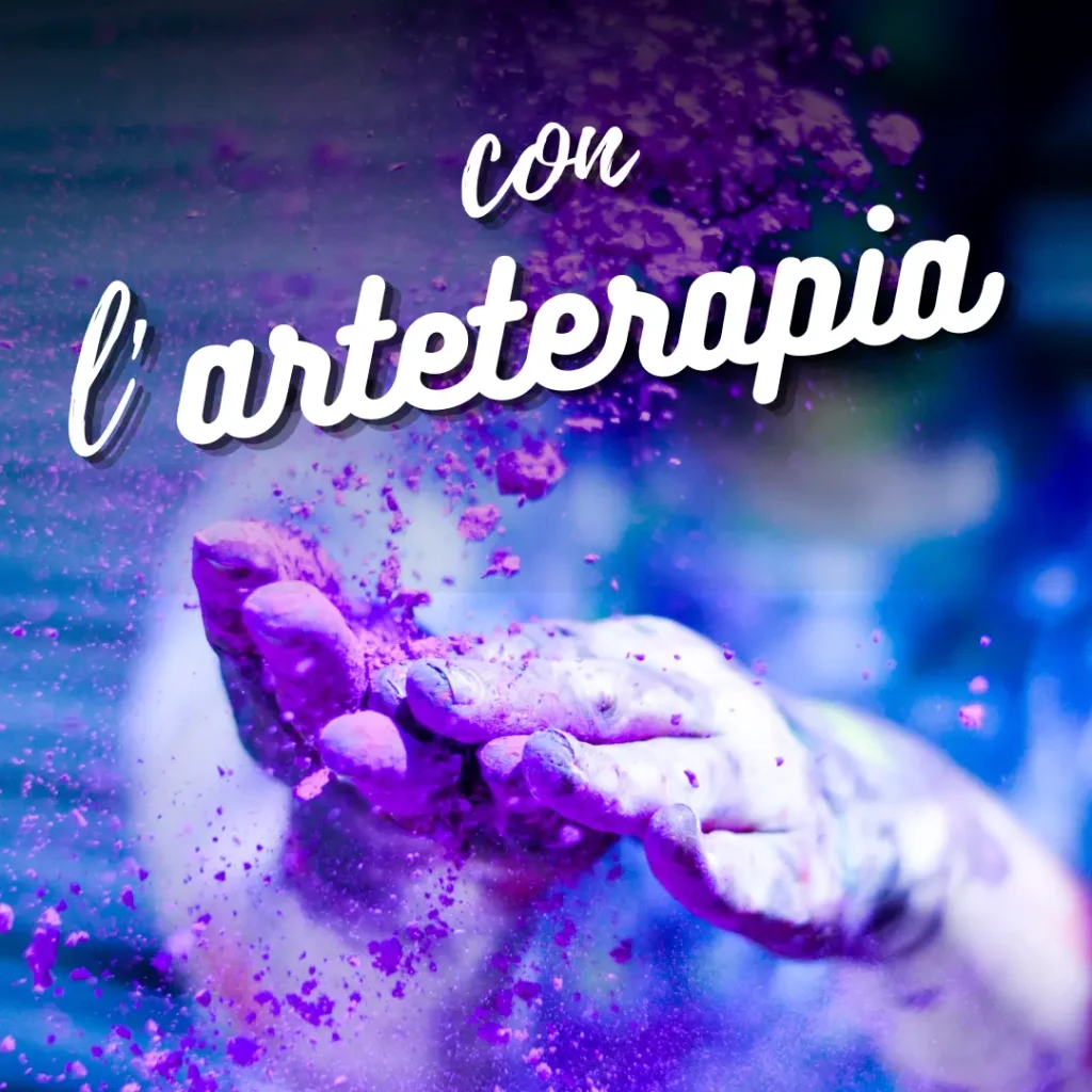 Primo piano di una mano che lancia polvere viola e lilla con la scritta 'con l'arteterapia'. Immagine dinamica che rappresenta l'espressione e la trasformazione emotiva attraverso l'arteterapia.