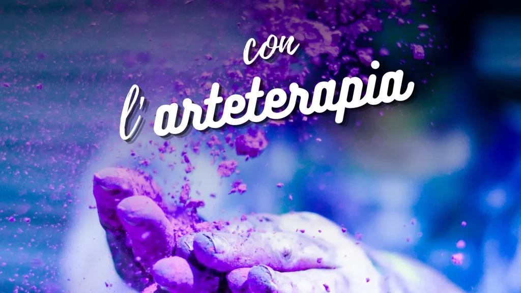 Primo piano di una mano che lancia polvere viola e lilla con la scritta 'con l'arteterapia'. Immagine dinamica che rappresenta l'espressione e la trasformazione emotiva attraverso l'arteterapia.